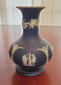 lot 40 image: Wedgwood Cobalt Blue Bud Vase