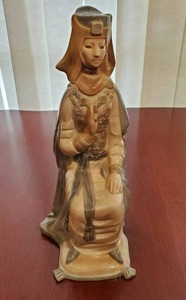 lot 43 image: Lladro Gothic Queen Figurine