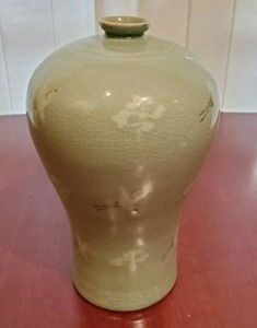 lot 10 image: Celadon Crane Vase