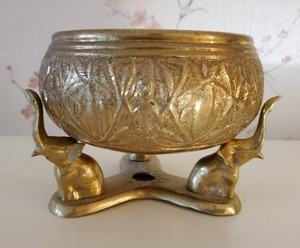 lot 187 image: Brass bowl with Elephant Pedestal