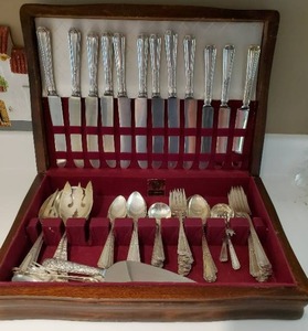 lot 313 image: Sterling Silverware Set