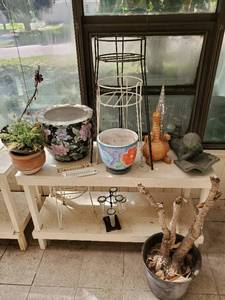 lot 334 image: Collection of Green Room Items