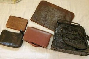 lot 353 image: Leather Purse Lot