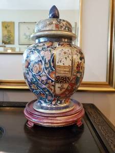 lot 144 image: Satsuma Urn With Wood Base