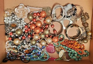lot 258 image: Collection of Jewelry