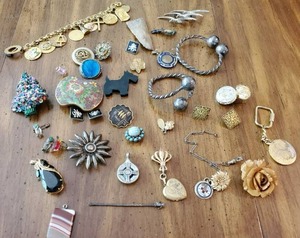 lot 271 image: Collection of Jewelry