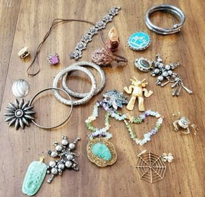 lot 273 image: Collection of Jewelry