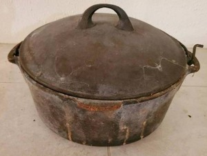 lot 461 image: Wagnerware Cast Iron Dutch Oven