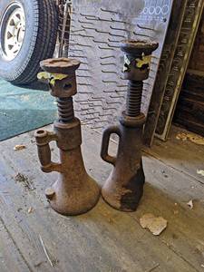 lot 22 image: Pair of 1-34x12 Screw Jacks - 1 has broken casting - NO SHIPPING
