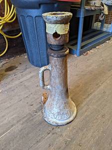 lot 23 image: 2-12x16 Screw Jack - NO SHIPPING