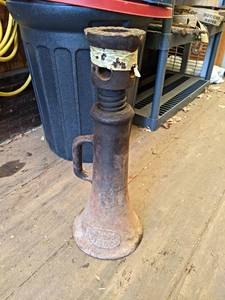 lot 24 image: 2-12x16 Screw Jack - NO SHIPPING