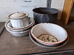 lot 123 image: Lot of Vintage Pots, Enamelware, GraniteWare and More - NO SHIPPING