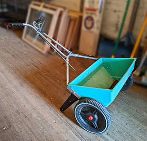 lot 134 image: Red-Devil Seed  Fertilizer Spreader - NO SHIPPING