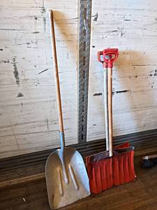 lot 135 image: Lot of (4) Snow Shovels - NO SHIPPING