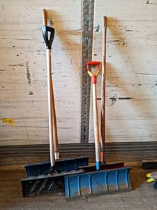lot 136 image: Lot of (4) Snow Shovels - NO SHIPPING