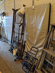 lot 147 image: Hospital Bed - Looks to be complete - 110VAC - NO SHIPPING