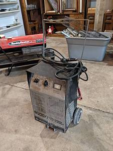 lot 10 image: Schumacher 40200A Battery Charger - Model SE-4020 - NO SHIPPING