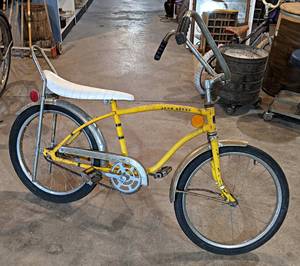 lot 13 image: Vintage John Deere 20 Boys Bike w Banana Seat - RARE - NO SHIPPING