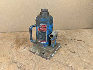 lot 16 image: Ausco 12-Ton Bottle Jack - Works