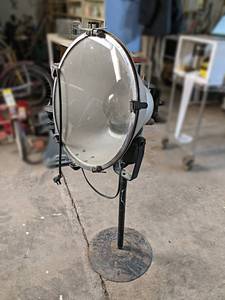lot 172 image: Vintage Shop Light on Stand - Very Cool Light - NO SHIPPING