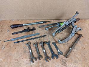 lot 220 image: 8 Gear Puller and Vintage Tools