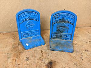 lot 253 image: DOTSON Iron Casting Bookends - South Central College