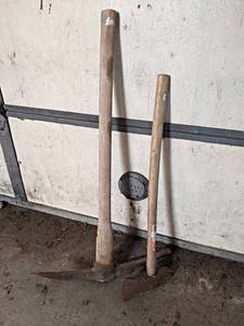 lot 265 image: Pick Axe and Maul - NO SHIPPING
