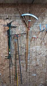 lot 267 image: Lot of Rakes, Vintage Weed Clipper and More - NO SHIPPING