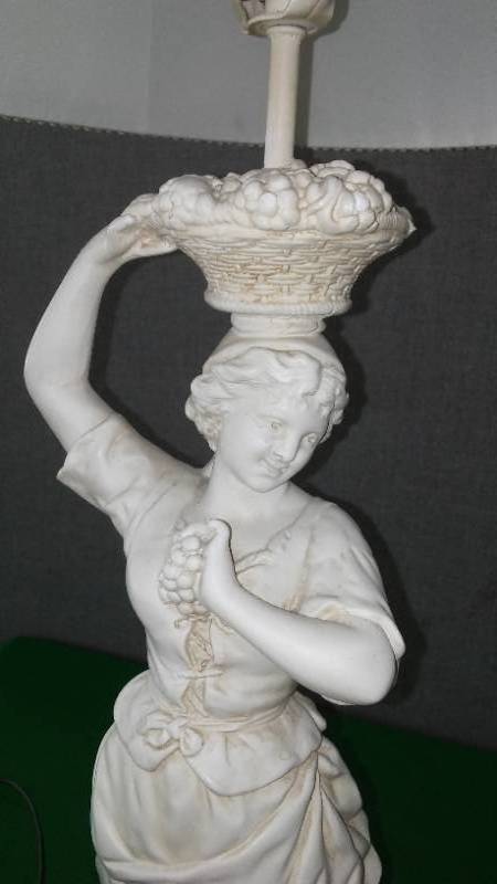 lot 137 image: Vintage 1950s Quartite Figurine Lamp