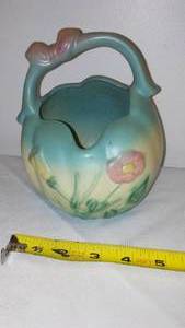 lot 106 image: Vintage Hull Blue Bow-Knot B.25