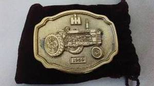 lot 178 image: International Harvester Belt Buckle Tractor 1959 With Bag.