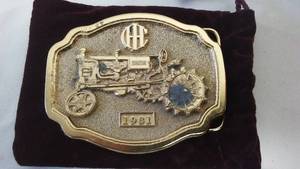 lot 182 image: International Harvester Belt Buckle Tractor 1931 With Bag