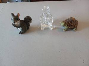 lot 151 image: Crystal chipmunk, ceramic squirrel,...