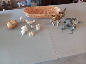 lot 152 image: Vintage deer, elephant & bird figur...