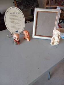 lot 154 image: Picture frams, Mom verse with easel...