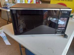 lot 174 image: Microwave...