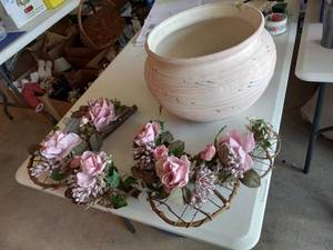 lot 181 image: Large Pink pot wpink floral access...