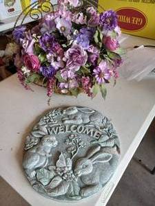 lot 195 image: Welcome stone whanging floral bask...
