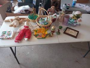 lot 98 image: Misc Easter decorations wdecorativ...