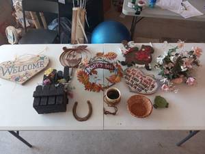 lot 100 image: IndoorOutdoor wall hangings (see p...