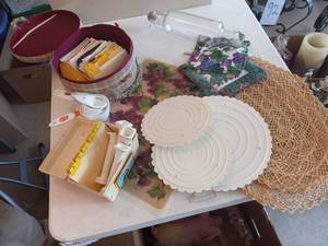 lot 101 image: Recipe cards, measuring cups, place...