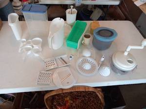 lot 104 image: Food chopperscraperjuicer, Tupper...
