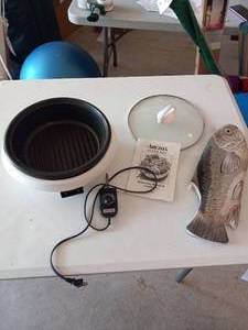 lot 109 image: Aroma super pot, fish oven mitt...