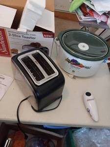 lot 110 image: Used Sunbeam toaster, Crock Pot, on...