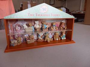 lot 114 image: Tiny treasured teddies...