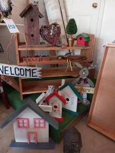 lot 119 image: Misc wood birdhouses,  bookshelf (s...