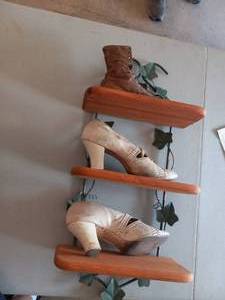 lot 125 image: 3 tiered ivy shelf wold fashioned ...