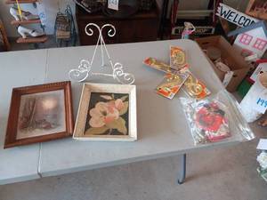 lot 131 image: Wall hanging items w2 photos & eas...