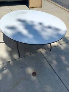 lot 132 image: Big round folding table - 60...