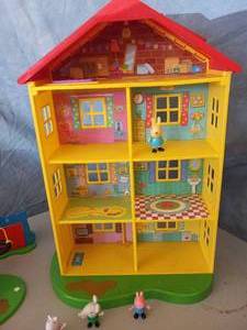 lot 11 image: Peppa Pig - house, tree house & 17 ...